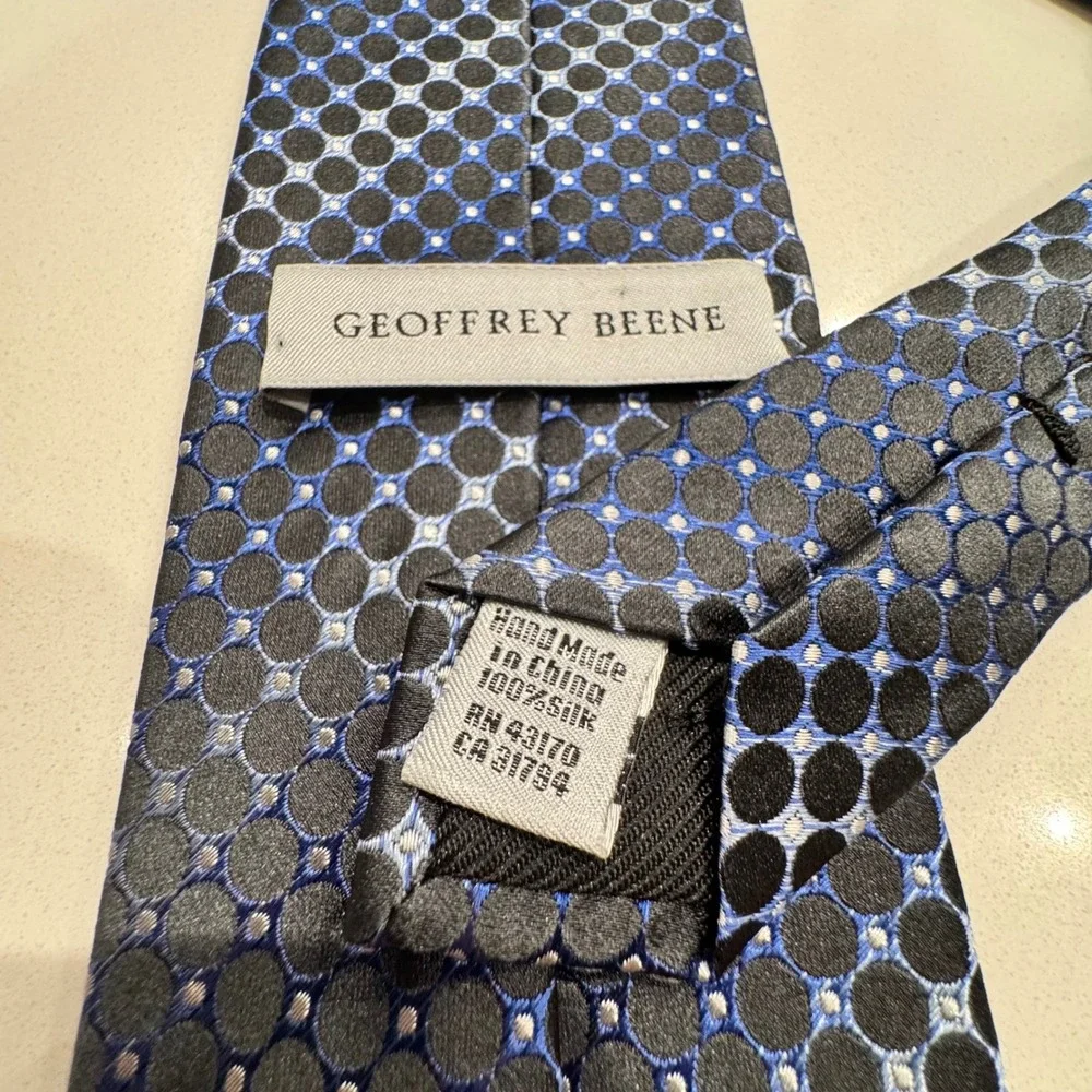 Geoffrey Beene Mens Silk Necktie Black Blue Geometric Circles Handmade Tie
